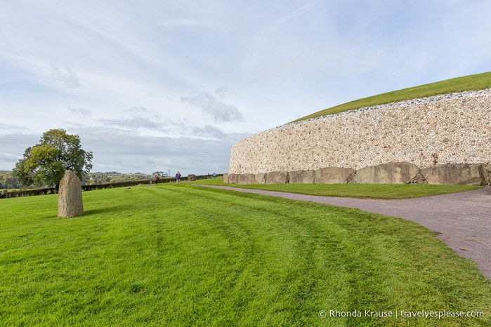 travelyesplease.com | Brú na Bóinne- Visiting Newgrange and Knowth Passage Tombs